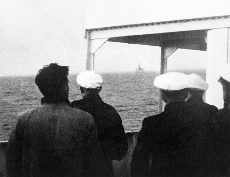 Marinos observan el hundimiento del SS Athenia a la distancia. Wikimedia Commons